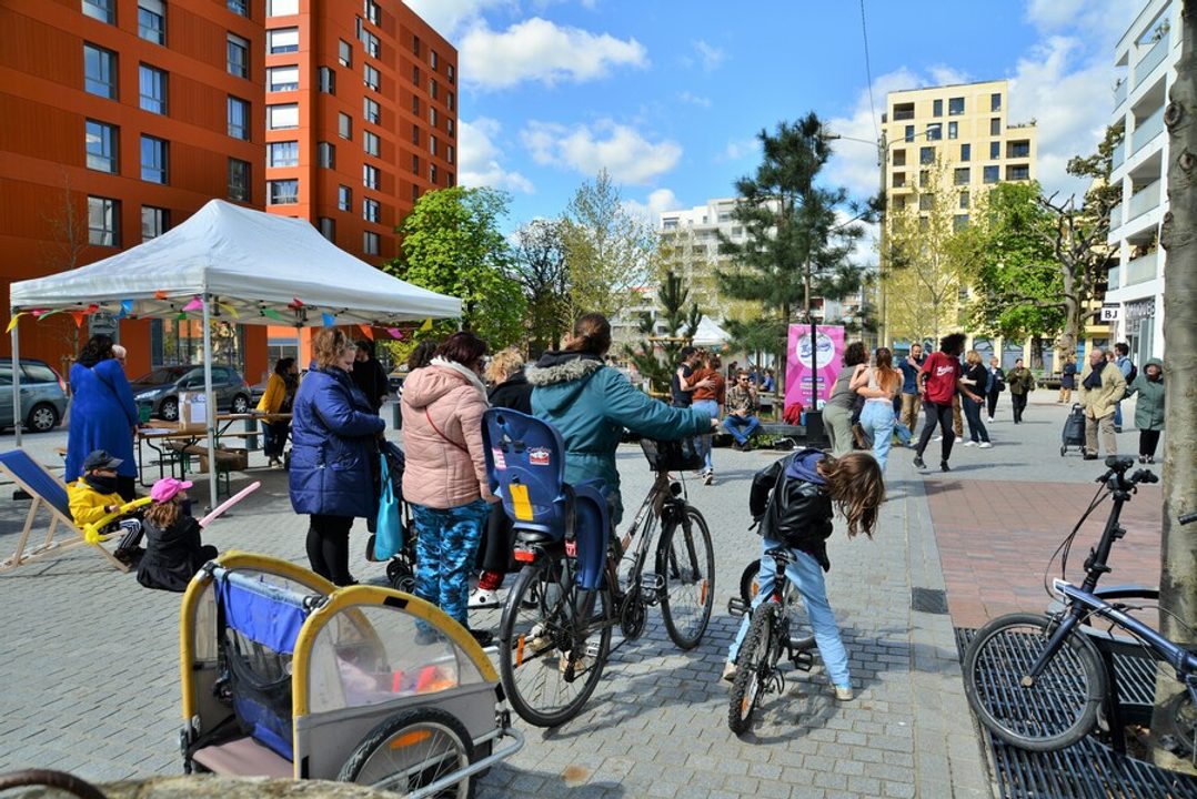 les habitants du coeur du quartier Courrouze se promènent à vélo