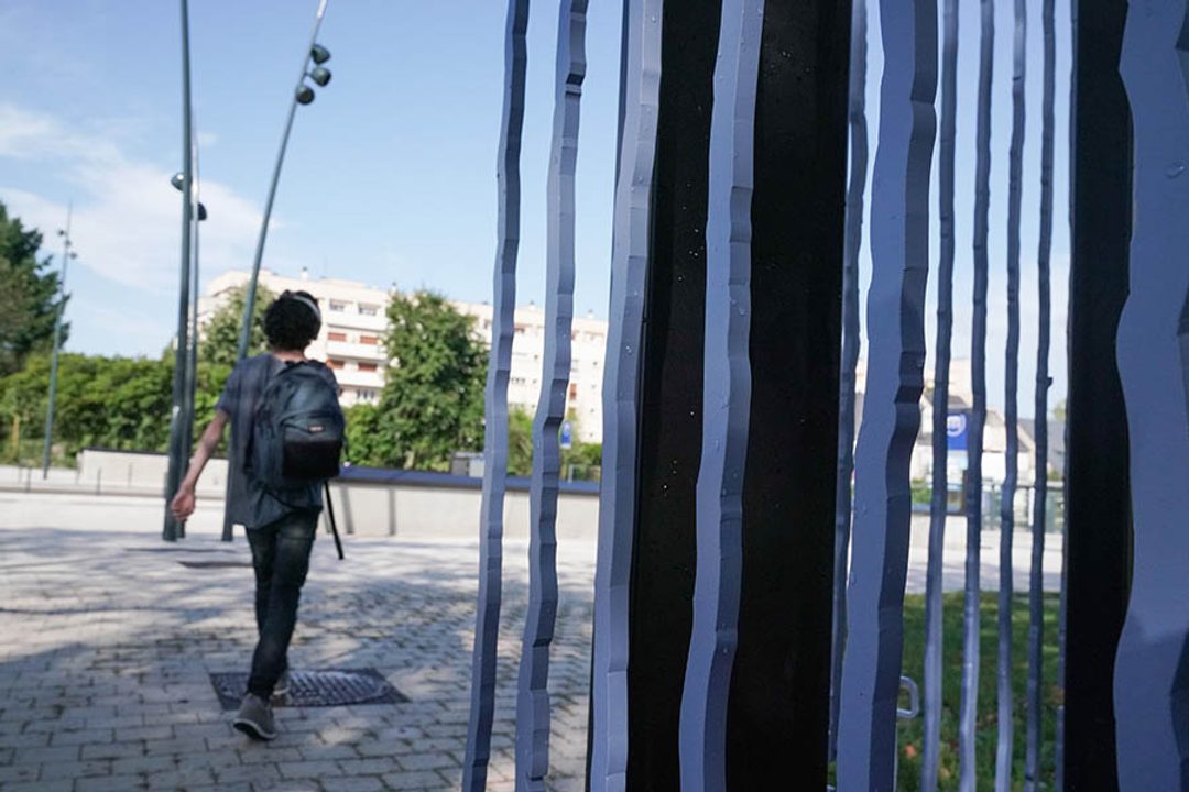 grille de l'artiste Valentin Carron en sortie de métro Joliot-Curie