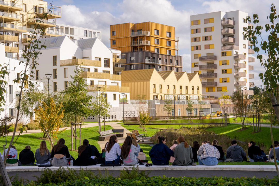 Quartier baud chardonnet, des jeunes sont posés dans un espace vert