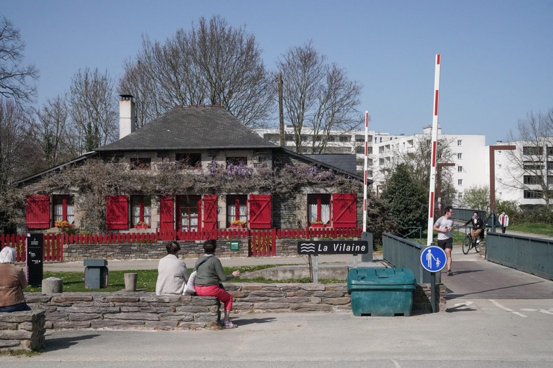 écluse de moulin du comte, des personnes se baladent et sont posées