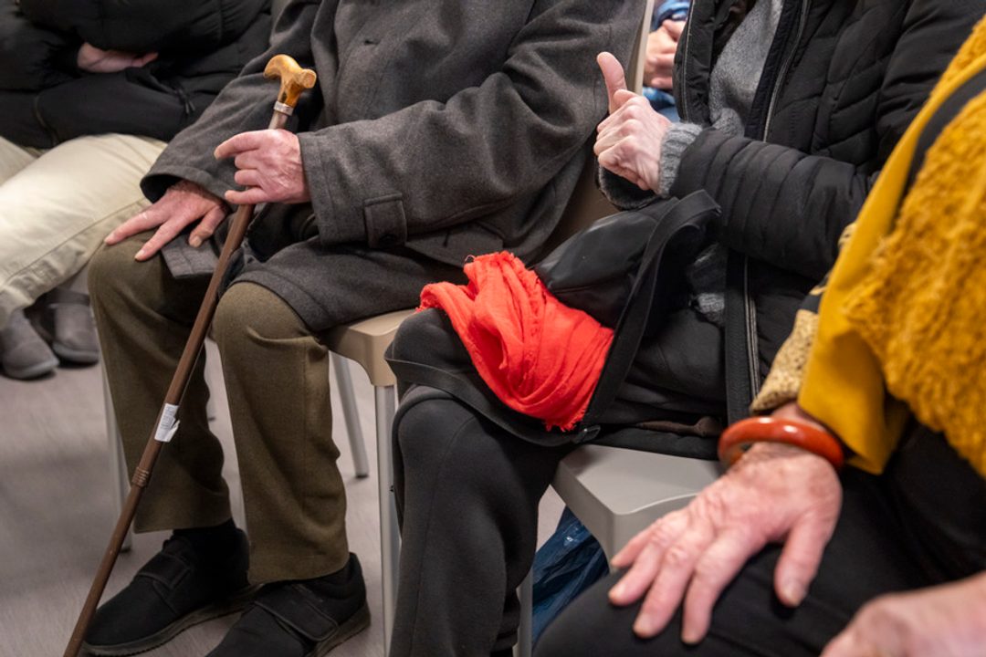 Plan sur des mains de personnes âgées.