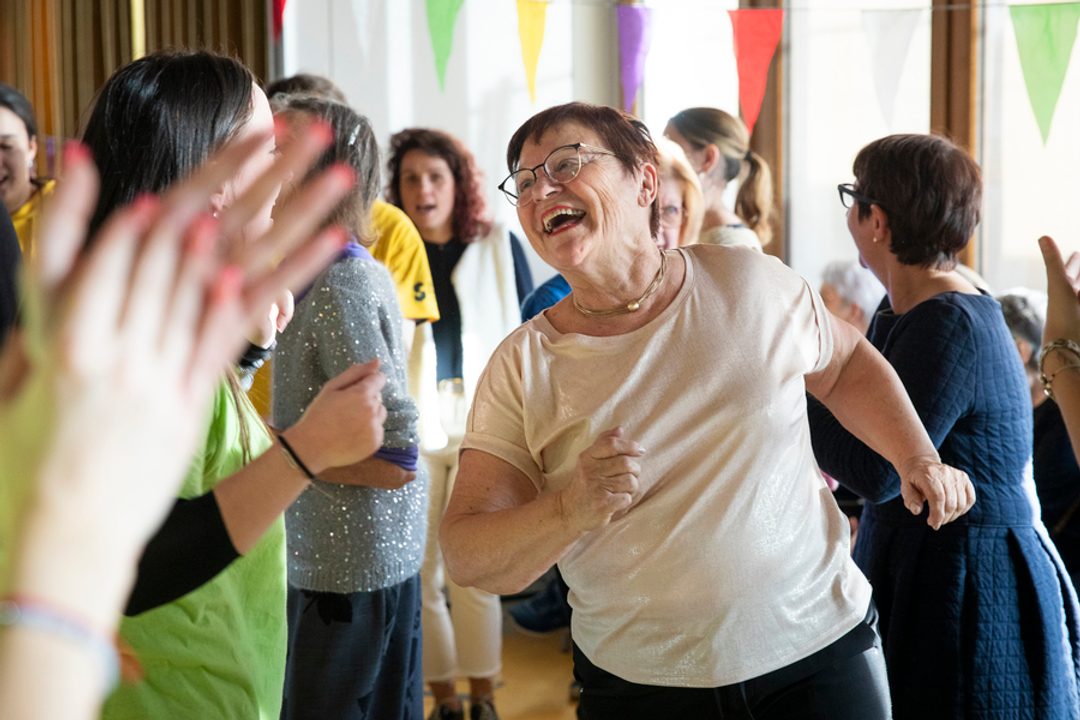 Des personnes dansent.