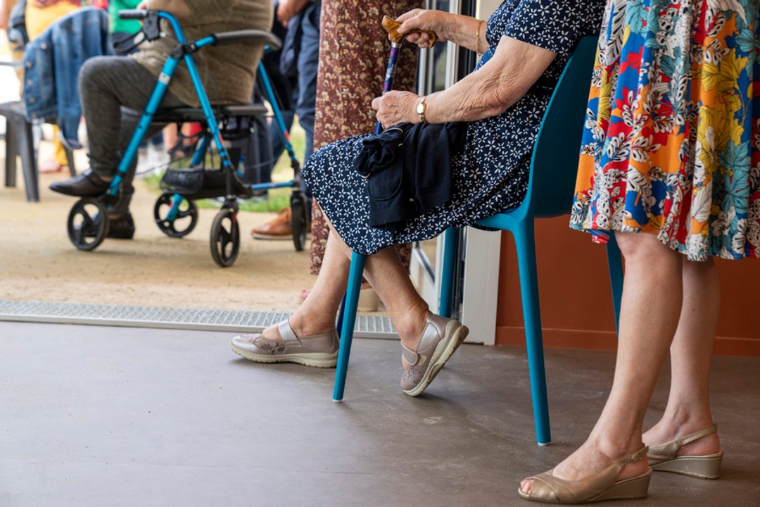 Jambes de personnes âgées.