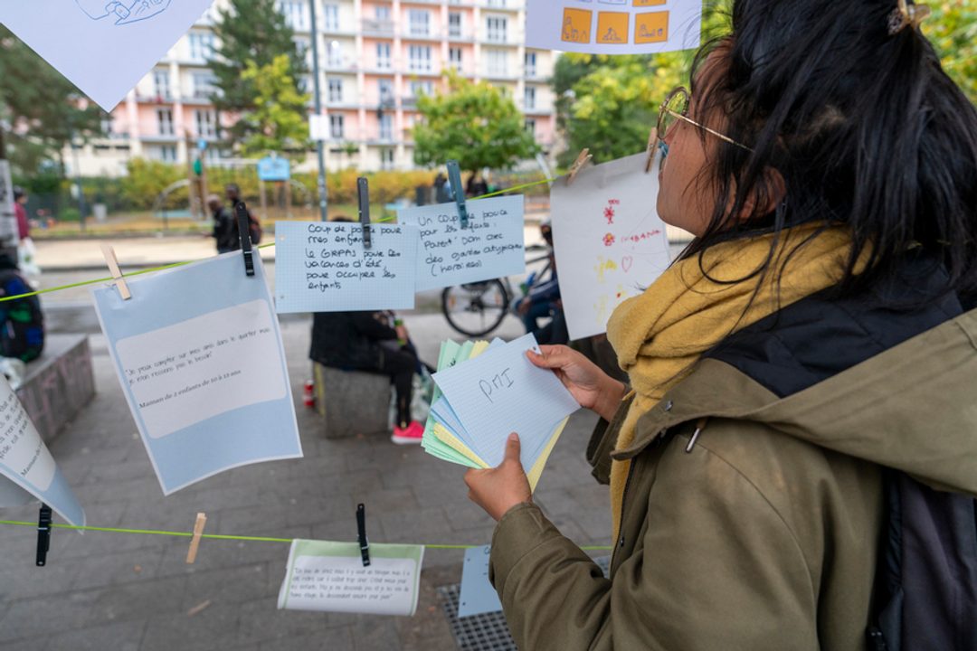 Personne devant un affichage public.
