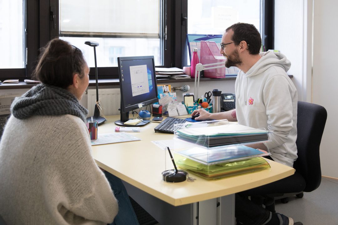 Deux personnes dans un bureau du CCAS.