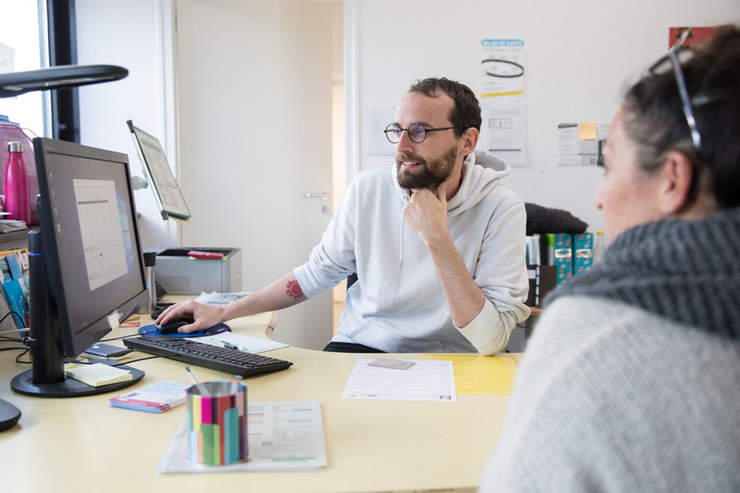 Deux personnes au CCAS.